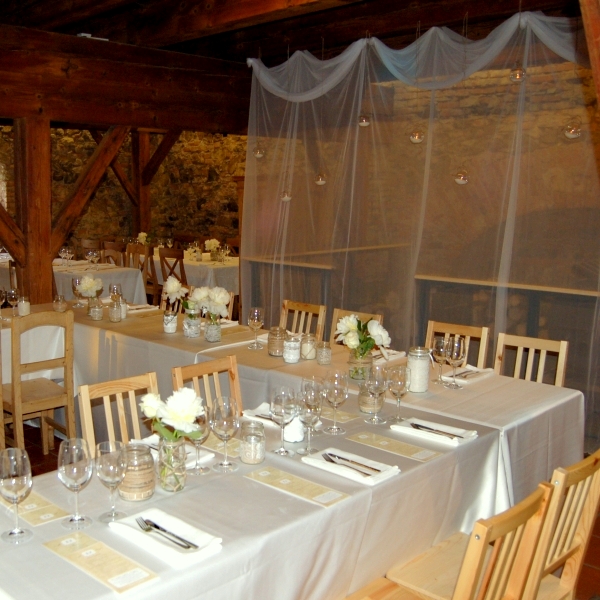 Svatebn� hostina