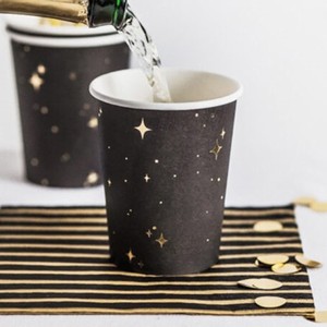 �ern� pap�rov� kel�mky se zlat�m vzorem, objem cca 260 ml.