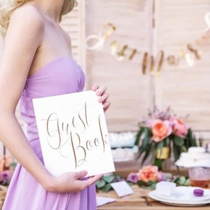 KNIHA host� b�l� s Rose Gold n�pisem 20x24,5cm