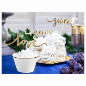 KO���KY na cupcakes b�l� se zlat�m okrajem