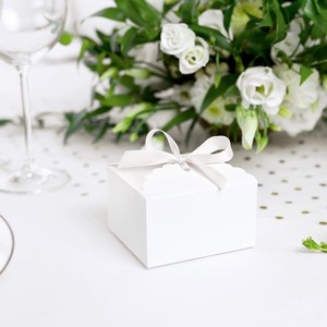 KRABI�KY na v�slu�ku b�l� 8x7.5x4.5cm 10ks