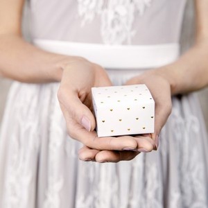 KRABI�KY na v�slu�ku b�l� 6x3.5x5.5cm 10ks