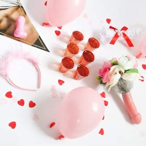 BUKET s penisem na rozlu�ku se svobodou