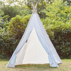 Stan, b�l� 130cm (V), 120cm (�), 120cm (H).