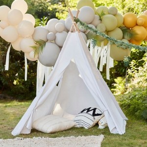 Stan, b�l� 130cm (V), 120cm (�), 120cm (H).
