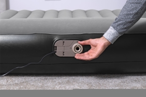 Nafukovac� matrace Air Mattress Queen 2.03m x 1.52m x 30cm se zabudovanou pumpou